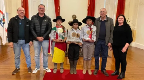 Comitiva tradicionalista é homenageada na Prefeitura de Bento Gonçalves