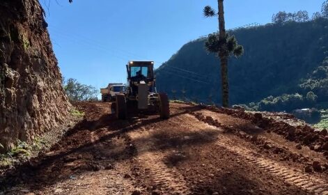 Estrada que liga os bairros Buratti e Zatt está recebendo melhorias na pavimentação