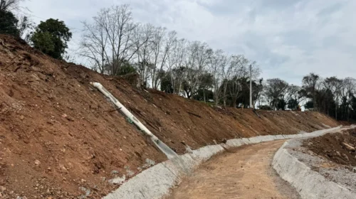 Obras de drenagem na parte superior da Rua Aristides Bertuol estão em andamento