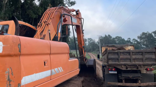 Secretaria de Agricultura realiza alargamento de estrada na Linha Bortolini em Bento