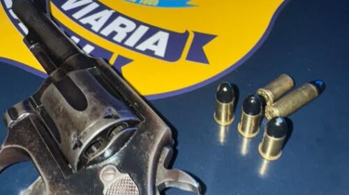 PRF PRENDE DOIS HOMENS E UMA MULHER POR PORTE ILEGAL DE ARMA DE FOGO NA BR 116, EM CAXIAS DO SUL