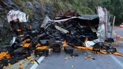 CAMINHÃO TOMBA NA ERS-122, EM FLORES DA CUNHA