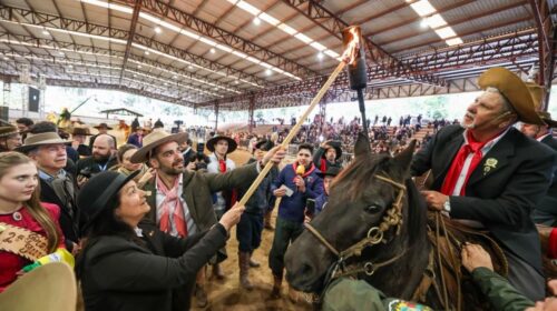 Governador Eduardo Leite participa do ato de distribuição da Chama Crioula, em Caxias e celebra a força da tradição gaúcha