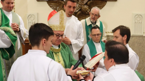 Seminarista Sergio Viegas Nunes é instituído no ministério de acólito na Paróquia Cristo Rei, em Bento Gonçalves