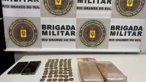 POLICIAIS RODOVIÁRIOS PRENDEM DOIS HOMENS POR TRÁFICO DE DROGAS E APREENDEM DOIS QUILOS DE CRACK NA ERS-122, EM FARROUPILHA