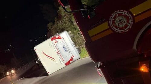 Micro-ônibus adaptado como motorhome tomba no Vale dos Vinhedos