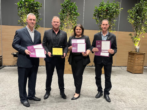 O diretor de Marketing e Vendas Rodrigo Valerio (segundo da esquerda para a direita) recebeu a premiação ao lado dos enólogos Christian Bernardi, Morgana Cesca e Jurandir Nosini