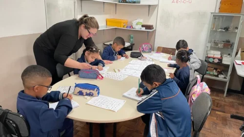 EMEF Agostino Brun promove reforço pedagógico para alunos estrangeiros