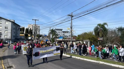 Caminhada solidária em prol da paz no trânsito mobilizou, aproximadamente, mil pessoas