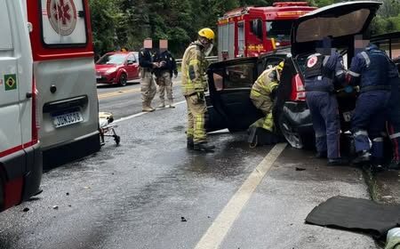 Homem fica ferido ao colidir automóvel em paredão de pedras na BR-470, no Bairro Santa Rita, em Bento Gonçalves