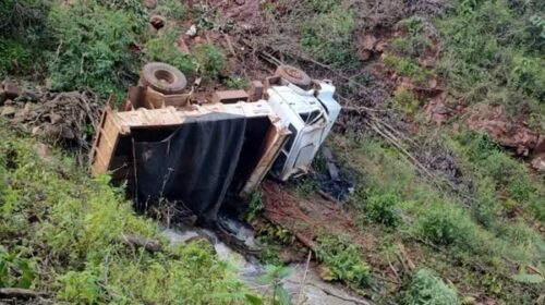 CAMINHÃO CAÇAMBA TOMBA NA BR 470, SERRA DAS ANTAS, DEIXA DOIS FERIDOS, EM BENTO GONÇALVES