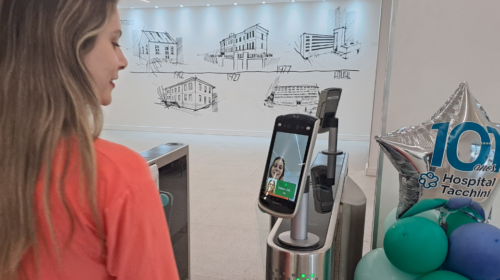 Hospital Tacchini moderniza recepção com biometria facial para ampliar agilidade e segurança em Bento