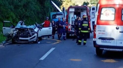 CHAPA METÁLICA CAI DE CAMINHÃO, ATINGE CARRO E DEIXA DOIS FERIDOS NA RSC-453, EM GARIBALDI