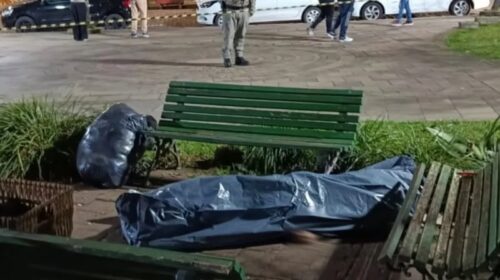 HOMEM É MORTO A FACADAS NA PRAÇA DA MATRIZ, EM FARROUPILHA