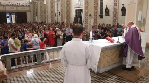 Santuário Santo Antônio, em Bento Gonçalves, celebra Santa Teresinha com tradicional bênção das rosas