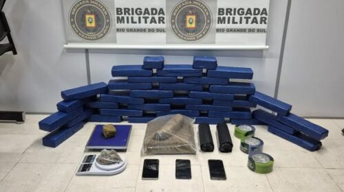 BRIGADA MILITAR PRENDE DOIS HOMENS, UMA MULHER, APREENDE UM ADOLESCENTE E UMA GRANDE QUANTIDADE DE DROGAS NO SANTA MARTA, EM BENTO GONÇALVES