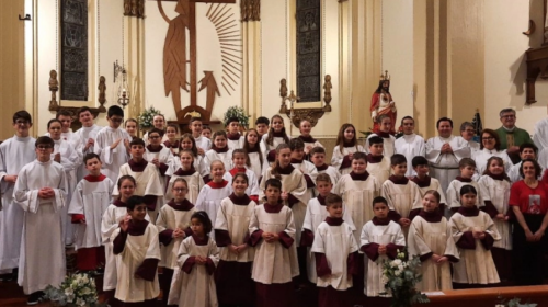 Paróquia Cristo Rei de Bento Gonçalves celebra a investidura de 45 novos coroinhas para as diversas comunidades