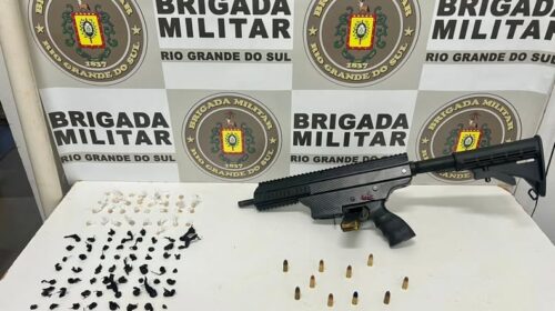 BRIGADA MILITAR APREENDE SUBMETRALHADORA E MAIS DE CEM PORÇÕES DE ENTORPECENTES NO INDUSTRIAL, EM FARROUPILHA