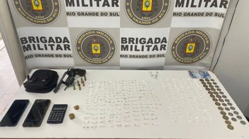 BRIGADA MILITAR PRENDE DOIS HOMENS POR TRÁFICO DE DROGAS E PORTE ILEGAL DE ARMA DE FOGO, EM FARROUPILHA