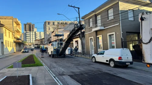 Secretaria de obras realiza repavimentação do asfalto em diversos trechos da cidade