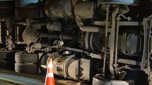 MOTORISTA FICA FERIDO APÓS CARRETA TOMBAR NA BR 470, SERRA DAS ANTAS, EM BENTO GONÇALVES
