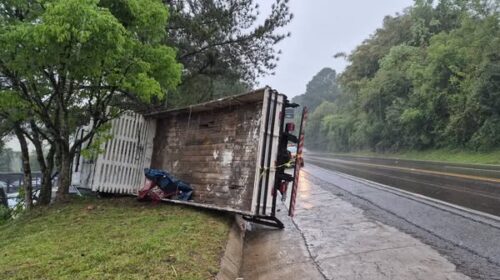 CAMINHÃO TOMBA NA RSC-453 E MOTORISTA SAI ILESO, EM GARIBALDI