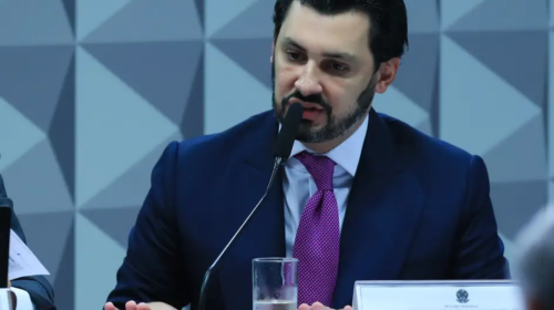 CPMI do INSS: empresário responde a relator, mas se cala para comissão