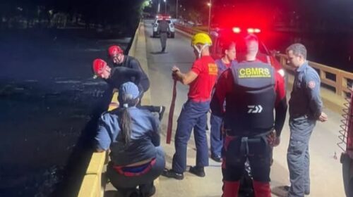 BOMBEIROS SOCORREM HOMENS ILHADOS NO RIO CARREIRO, EM SERAFINA CORRÊA